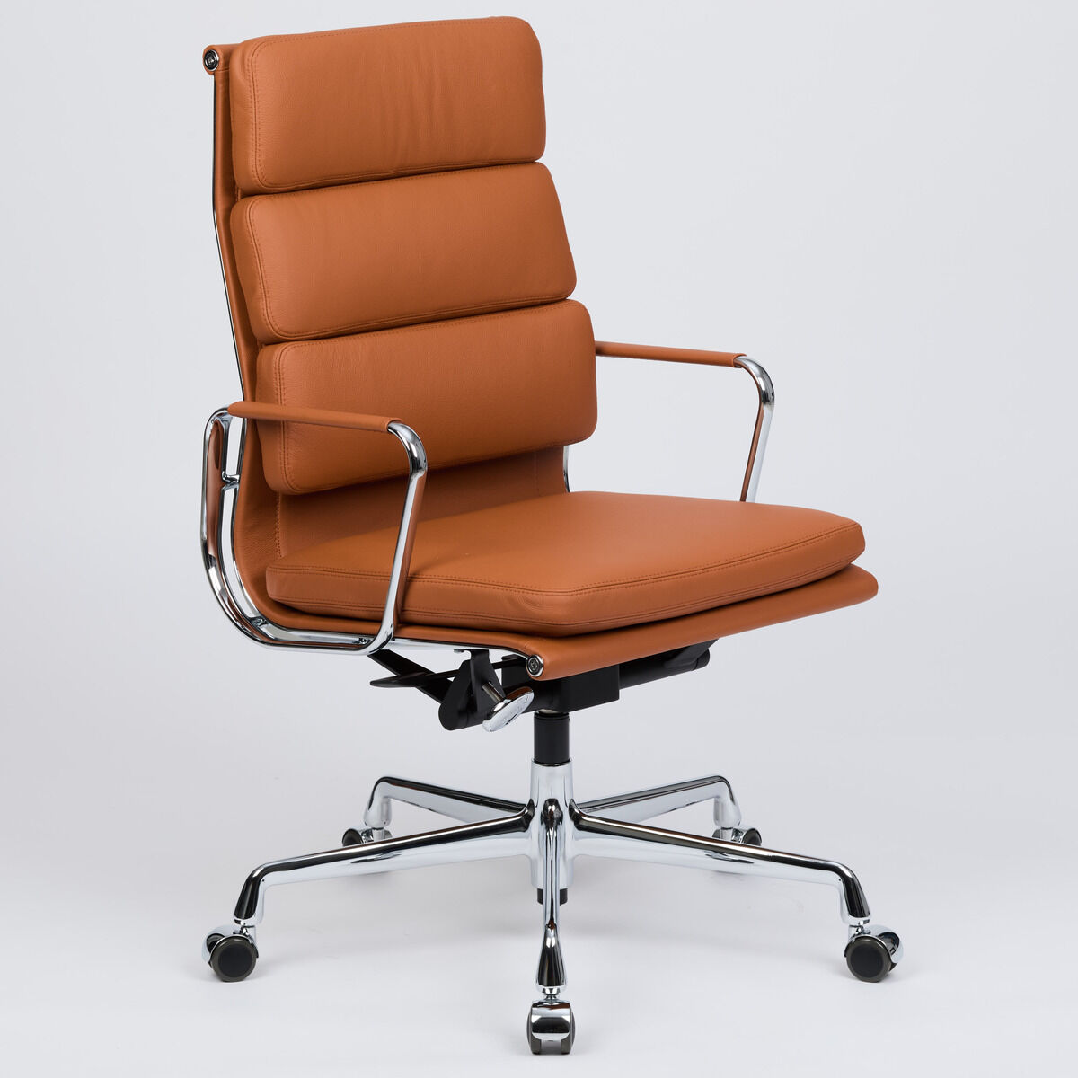 Hochwertiger Schreibtischstuhl ZEIT-Sonderedition Vitra Soft Pad EA219 aus cognacfarbenem Leder mit hoher, gepolsterter Rückenlehne, verchromtem Gestell und Armlehnen. Stufenlos höhenverstellbar, Fünf-Stern-Fußkreuz mit Rollen, elegantes, ergonomisches Design, exklusiv für DIE ZEIT.