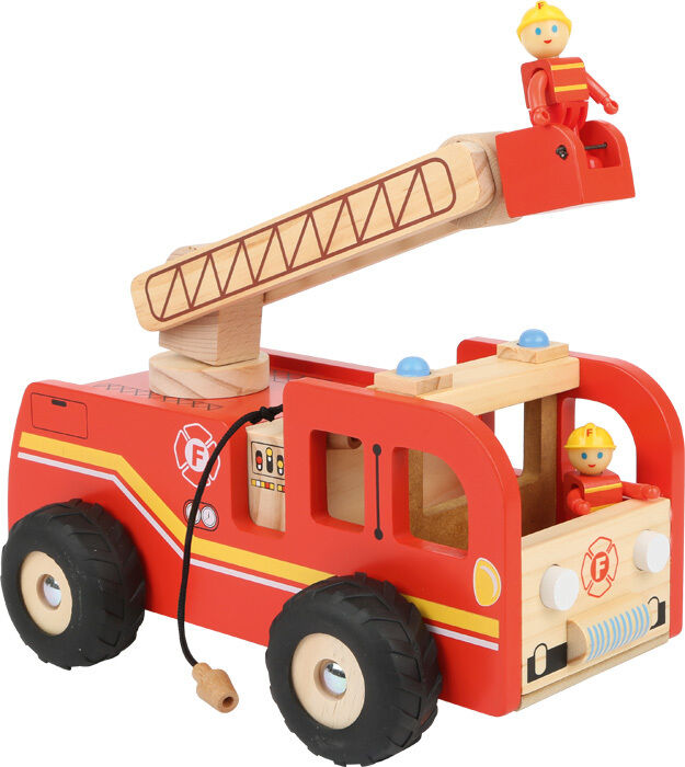 Ein rotes Feuerwehrauto aus Holz mit einer Drehleiter und zwei Feuerwehrmann-Figuren als Spielzeug, geeignet für Kinder.