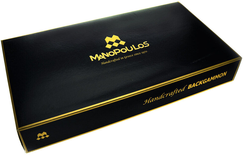 Eine luxuriöse Backgammon-Schachtel in graubeiger Straußenleder-Optik. Die Schachtel ist schwarz mit goldenen Akzenten und trägt den Schriftzug 'Manopoulos' und 'Handcrafted Backgammon'.