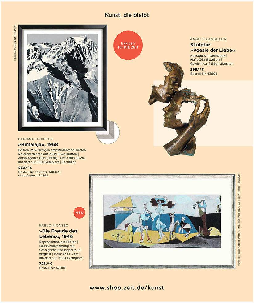 Detailreiche Katalogseite: Oben links ein gerahmtes Schwarz-Weiß-Bergbild von Gerhard Richter, rechts eine bronzefarbene Skulptur von Angeles Anglada. Unten eine farbenfrohe Grafik von Pablo Picasso in hellem Rahmen. Beschreibungen, Preise und Hinweise auf Exklusivität und Neuheiten.