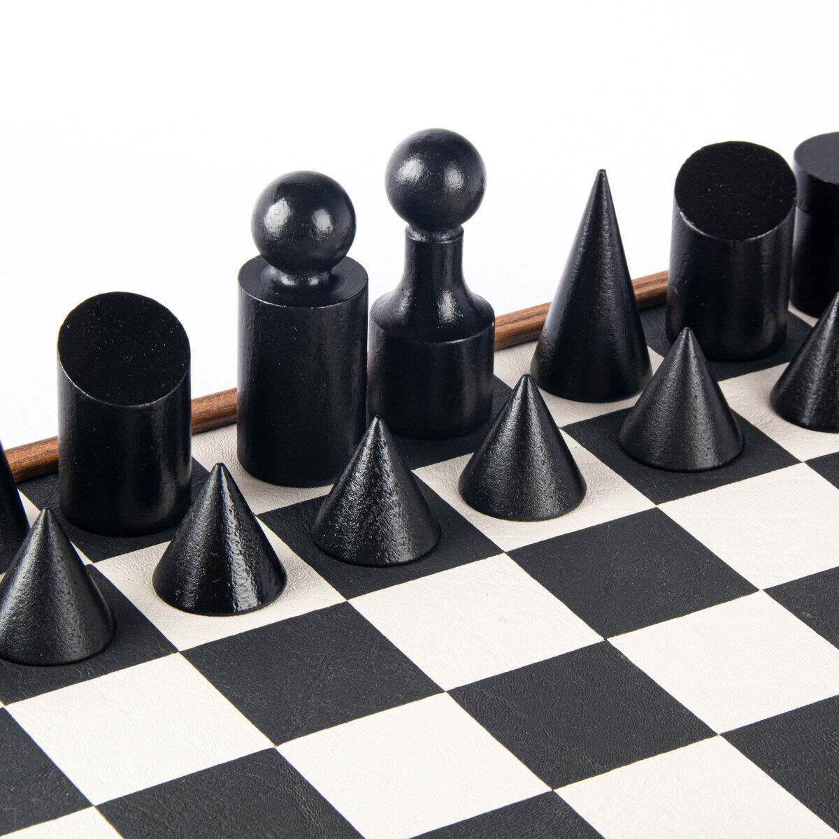 Schachspiel »Bauhaus Schwarz & Weiß« mit geometrischen Schachfiguren auf einem schwarz-weißen Schachbrett. Die Figuren sind minimalistisch gestaltet und bestehen aus verschiedenen geometrischen Formen.