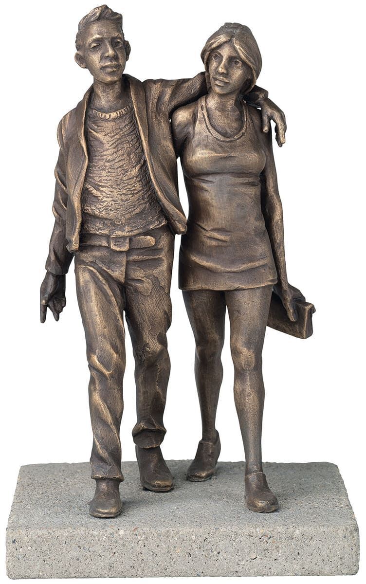 Bronzeskulptur eines modernen Liebespaars, das auf einem grauen Sockel steht, erschaffen von Leo Wirth. Die Figuren zeigen einen Mann und eine Frau, die eng nebeneinander stehen, wodurch die Bindung und Zärtlichkeit dargestellt wird.