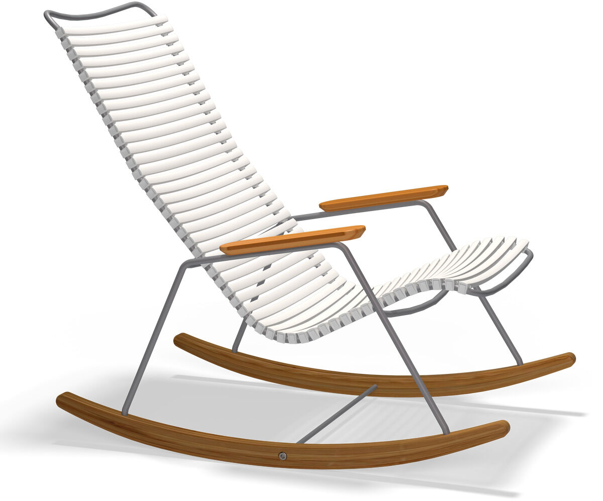 Ein moderner Schaukelstuhl mit weißem Kunststoffsitz und Rückenlehne, silbernem Metallgestell und Armlehnen sowie Kufen aus Holz. Ideal für Garten oder Terrasse.