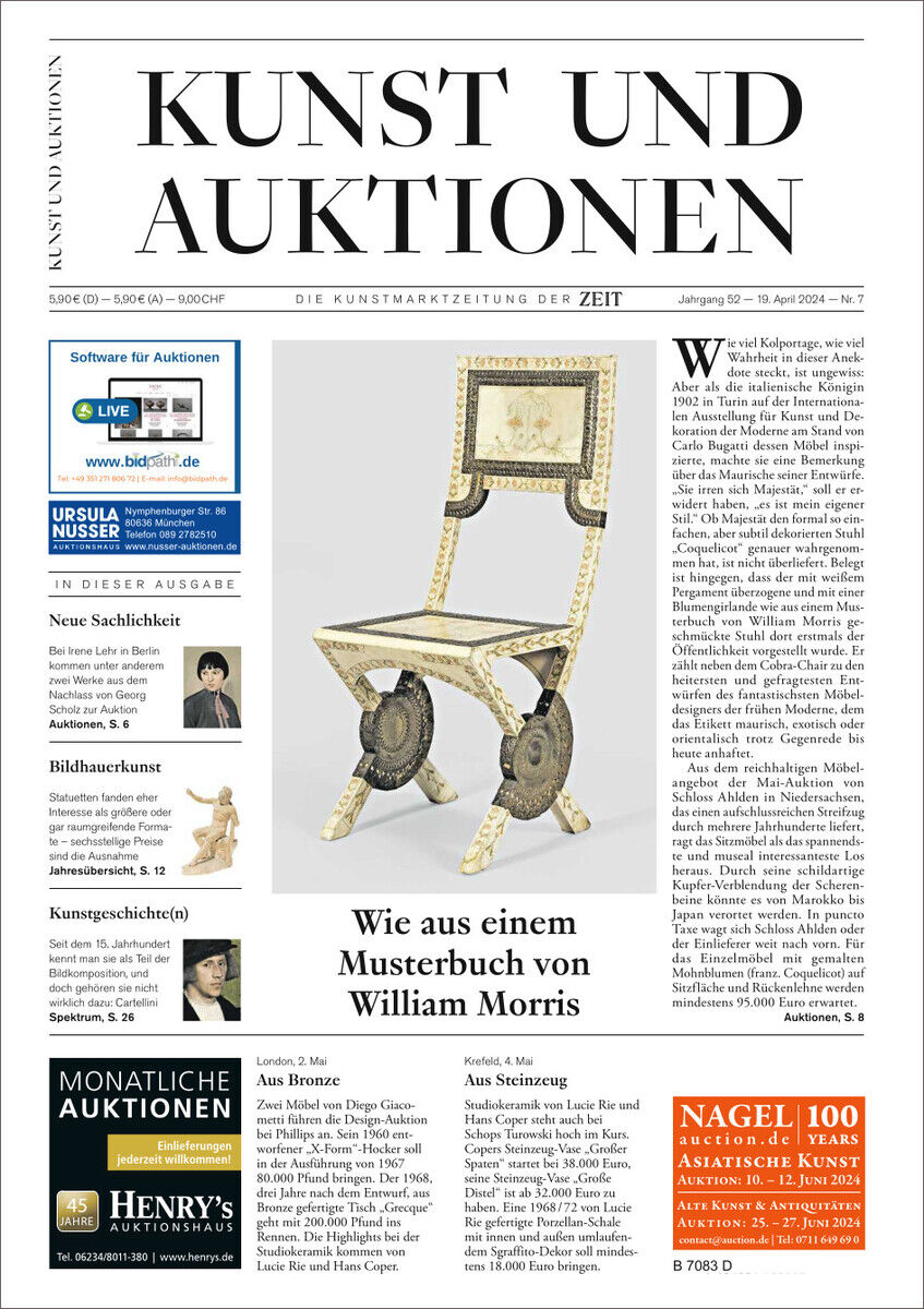 Titelseite der Kunstzeitschrift 'KUNST UND AUKTIONEN 7/24' mit einem Bild eines antiken Stuhls, mehreren Artikeln und Anzeigen. Die Zeitung hat eine weiße Hintergrundfarbe und schwarzen Text, mit verschiedenen Bildern und farbigen Anzeigen in Gelb, Blau, Rot und Grün.