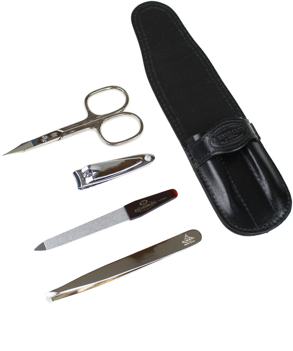 Ein klassisches Maniküreset aus Kalbleder. Das Set enthält eine Nagelschere, einen Nagelknipser, eine Nagelfeile und eine Pinzette, die alle in einem schwarzen Lederetui untergebracht sind.