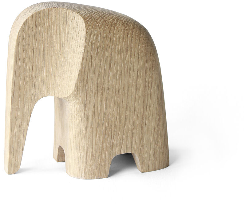 Ein handgefertigter Elefant aus Eiche Holz im skandinavischen, minimalistischen Design, auf weißem Hintergrund.