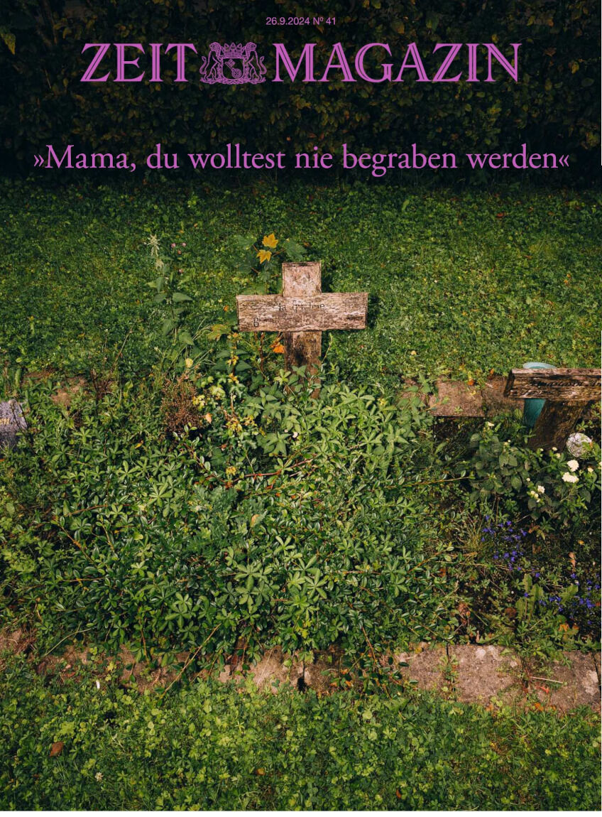 Titelbild der Zeitschrift ZEIT Magazin 41/2024 mit einem fotografierten Grabstein in einem grünen, grasbewachsenen Garten. Der Titel lautet: „Mama, du wolltest nie begraben werden“.