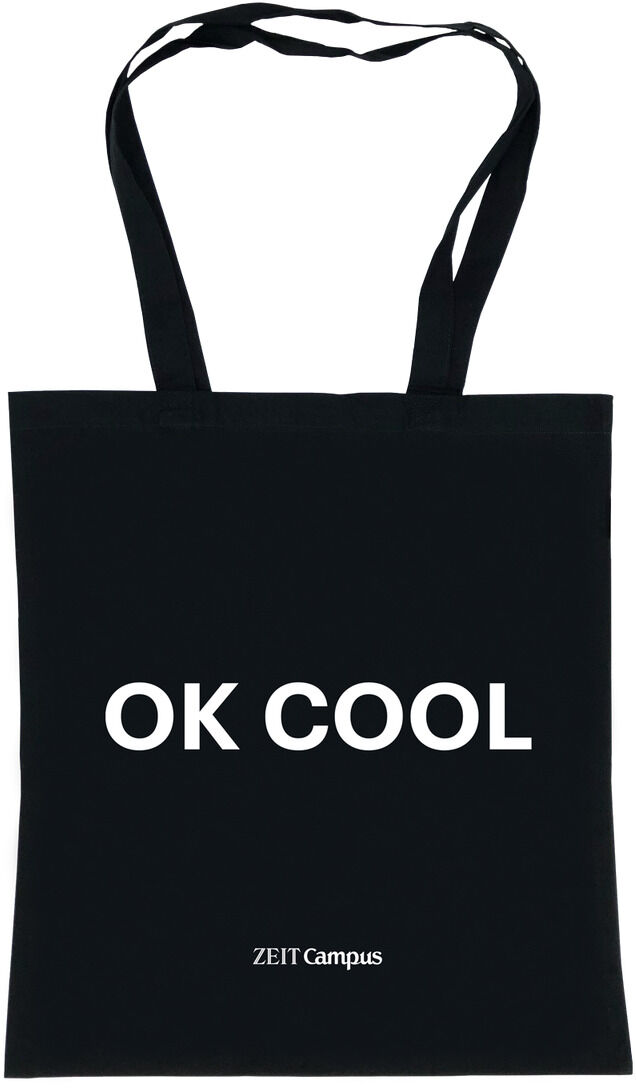Eine schwarze Stofftasche mit den weißen Worten 'OK COOL' und einem kleinen Logo von ZEIT Campus unten.