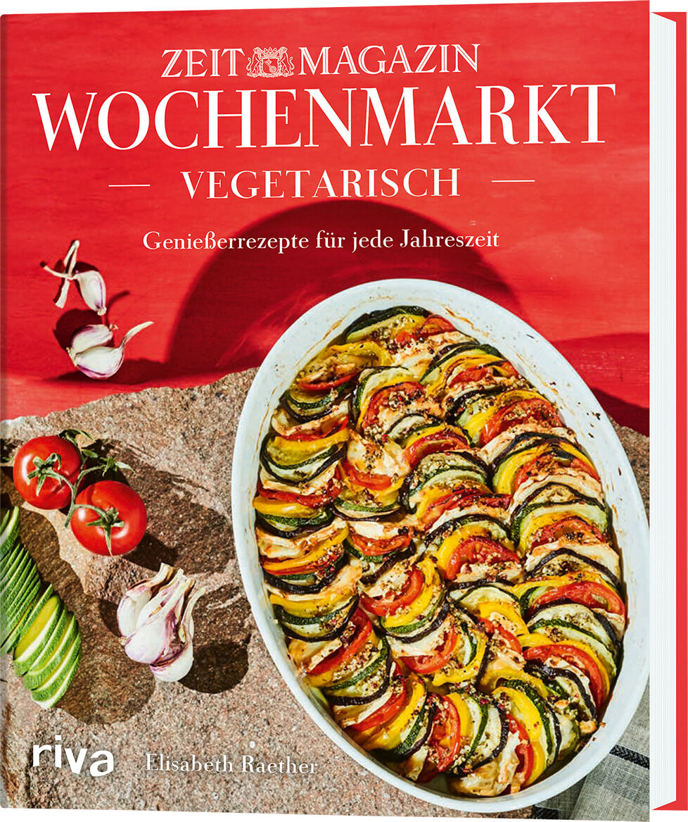 Das Bild zeigt das Kochbuch »Wochenmarkt - Vegetarisch« vom Zeit Magazin. Auf dem Buchcover ist eine vegetarische Tarte abgebildet, umgeben von frischen Zutaten wie Tomaten und Knoblauchzehen. Das Cover ist überwiegend in einem kräftigen Rot gehalten mit weißen und grünen Elementen. Das Buch verspricht fantasievolle Rezepte für jede Jahreszeit und ist im Riva Verlag erschienen.
