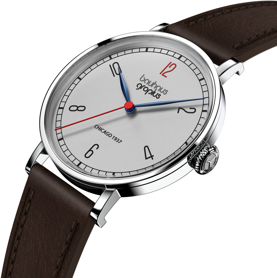 Edle Armbanduhr der ZEIT-Sonderedition Walter Gropius »New Bauhaus Chicago 1937«. Runde Uhr mit silberfarbenem Gehäuse, braunem Lederarmband, weißem Zifferblatt, schwarzen und roten Bauhaus-Ziffern, blauen Zeigern und feinen Details im minimalistischen Design.
