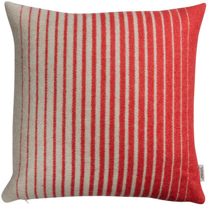 Ein quadratisches Kissen mit abwechselnden roten und weißen Streifen. Das Muster erzeugt einen gleichmäßigen Farbverlauf.