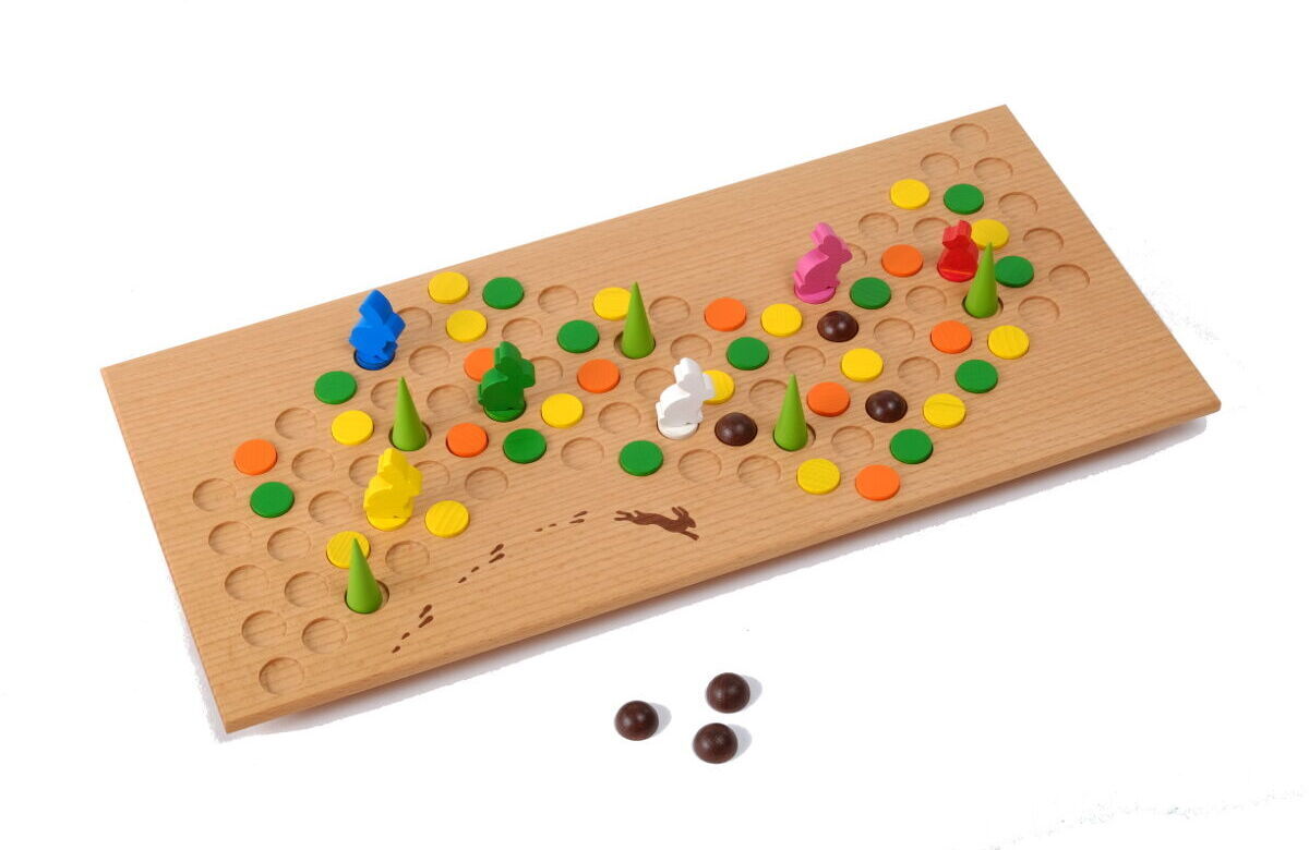 Ein Brettspiel namens »Hakenschlagen« aus Holz mit bunten Spielsteinen in verschiedenen Farben, darunter Gelb, Grün, Rot, Blau, Weiß, Orange und Lila. Das Spielbrett hat Löcher für die Spielsteine und drei dunkle Spielsteine am Rand.