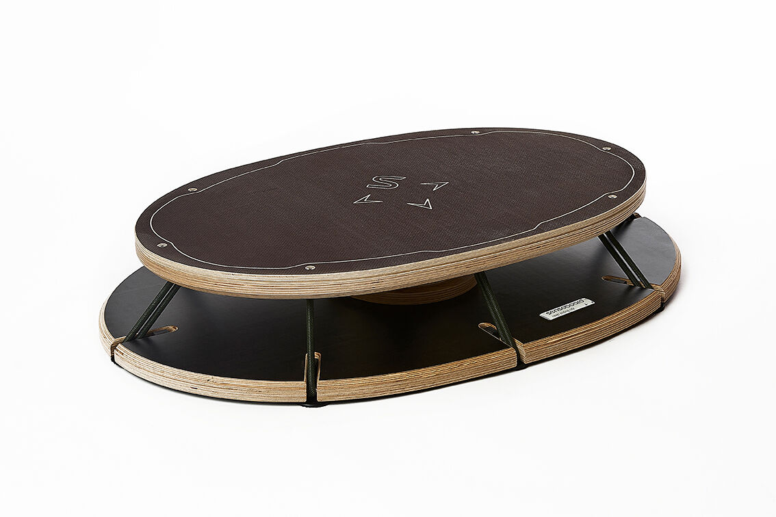 Sensoboard »plywood«, ein Balance-Trainingsgerät aus Holz mit abgerundeter Oberfläche und einem stabilen Gestell, ideal für Fitness und Koordinationstraining.
