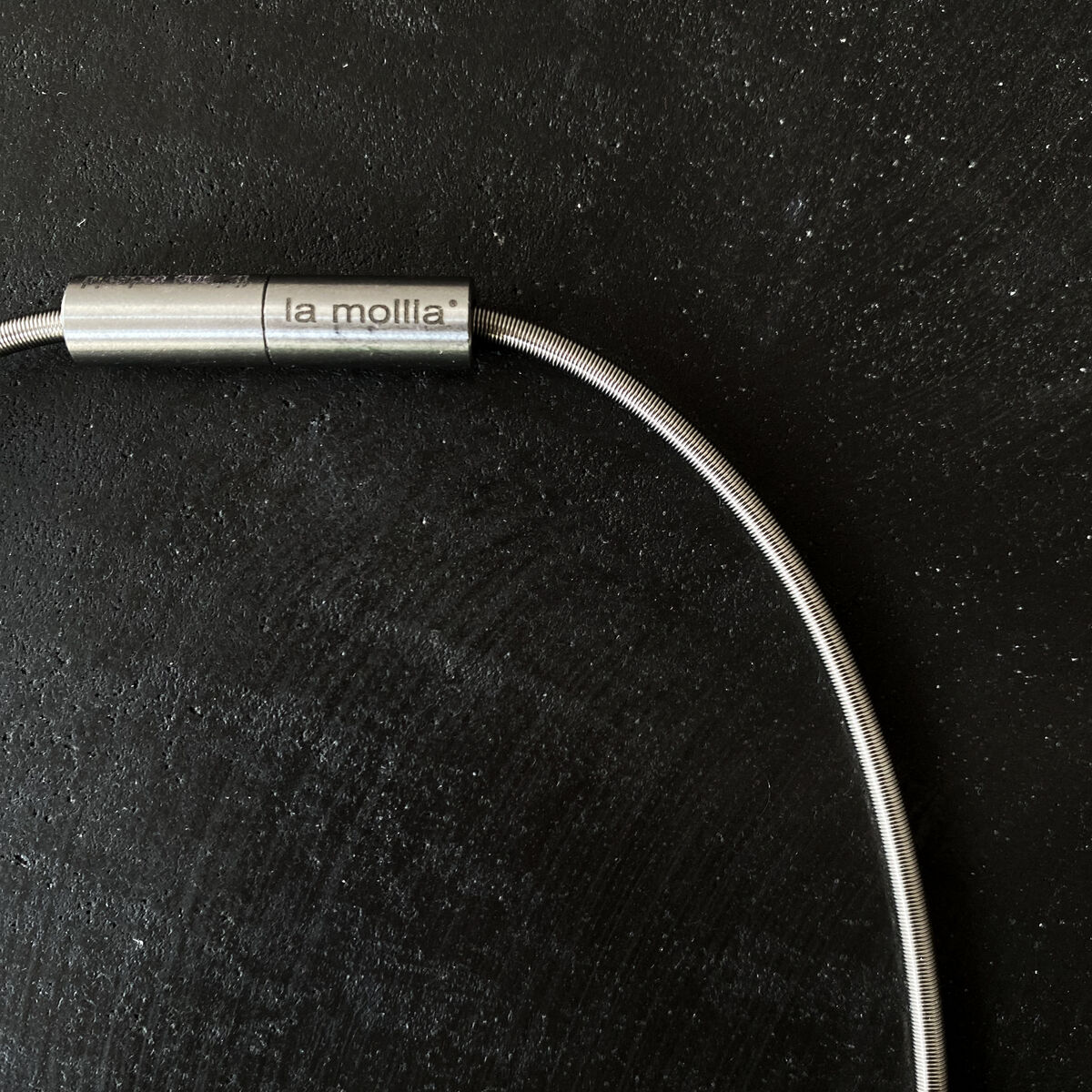 Eine schlichte, silberne Kette der ZEIT-Sonderedition Collier »ZEIT« von la mollla, gezeigt auf schwarzem Hintergrund. Die minimalistische Halskette strahlt Eleganz und einen modernen Stil aus.