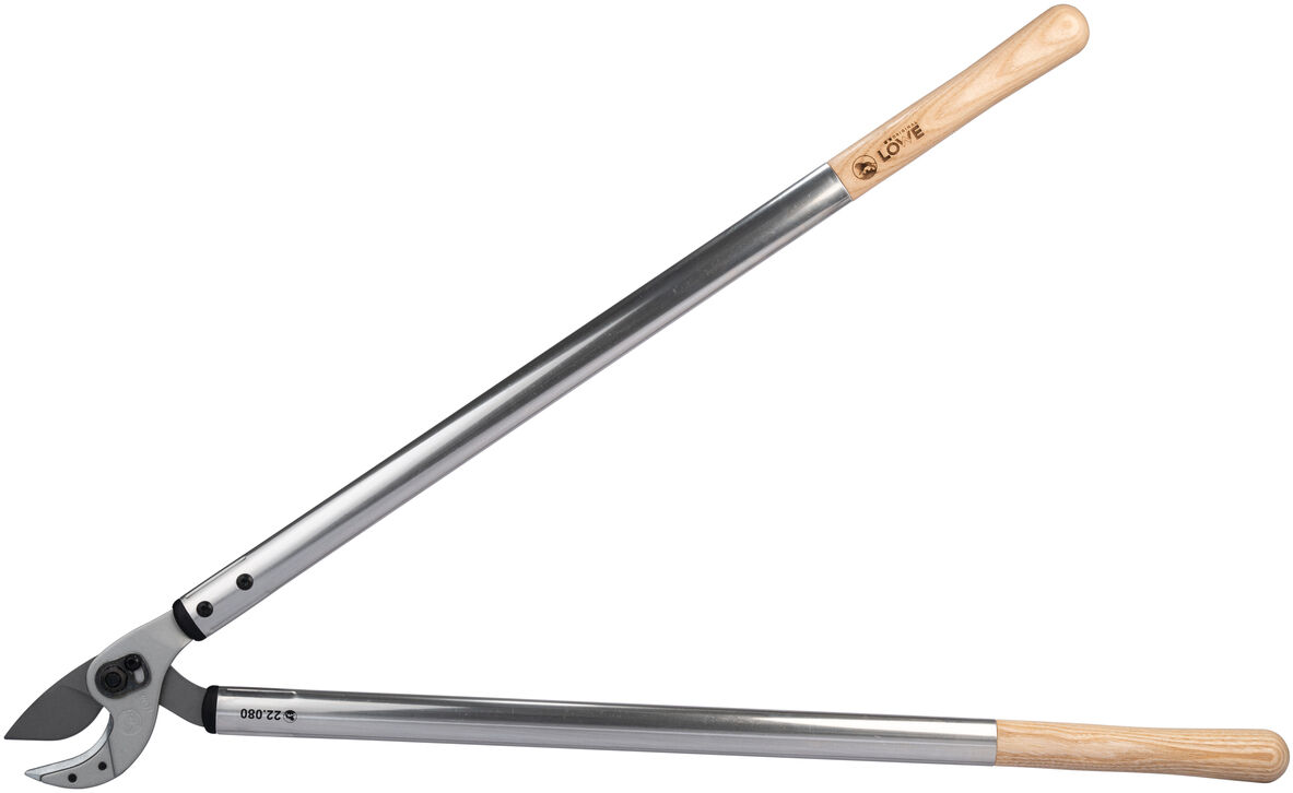 Abbildung einer Original Löwe Hybrid Astschere mit langem Holzgriff und stabilem Metallkopf, geeignet für präzises Schneiden von Ästen und Sträuchern, ideal für Gartenarbeiten.