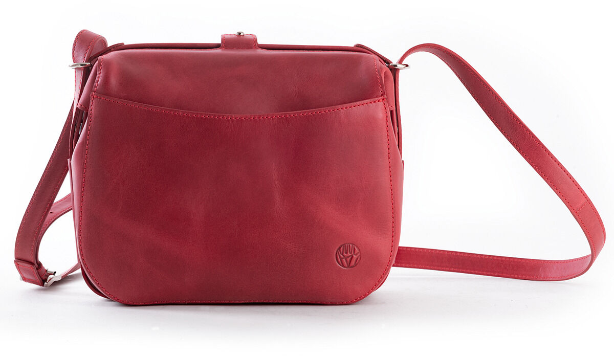 Eine elegante rote Tasche aus Leder mit einem minimalistischen Design und einem verstellbaren Riemen, geeignet für besondere Anlässe.