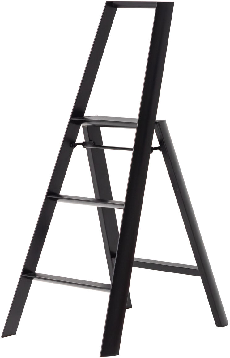 Eine schwarze, dreistufige Lucano Trittleiter aus Aluminium steht aufgeklappt auf weißem Hintergrund. Die Leiter wirkt stabil und minimalistisch, ideal für den Innenbereich zum Erreichen höher gelegener Bereiche.