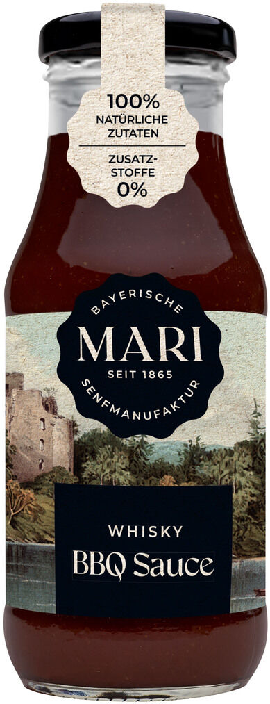Ein Glas der Whisky BBQ Sauce der bayerischen Marke Mari-Senf. Die Flasche hat ein schwarzes und blaues Etikett mit einem Landschaftsbild und der Aufschrift '100% natürliche Zutaten' und 'Zusatzstoffe 0%'.
