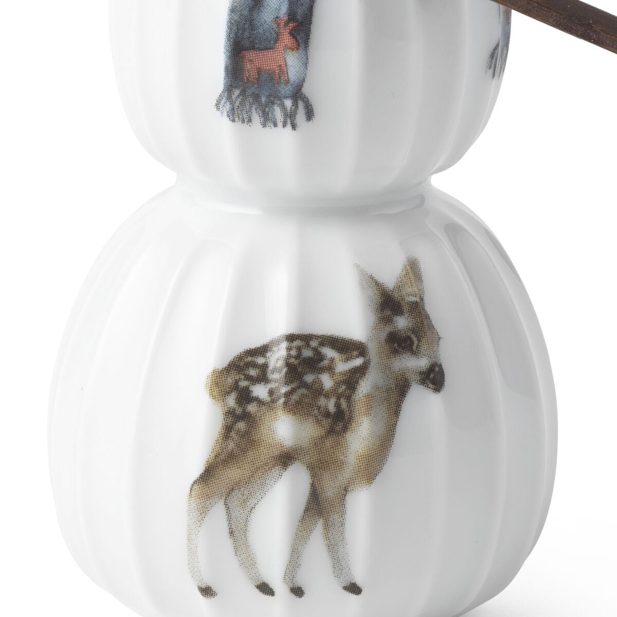 Porzellan-Schneemann aus der Serie »Hammershøi«, verziert mit einem blauen Schal und einem aufgemalten Rehkitz sowie kleinem Hirschmotiv, vor weißem Hintergrund. Geeignet als festliche Winter- oder Weihnachtsdekoration.