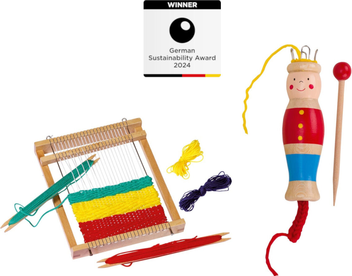 Strick- und Web-Set bestehend aus einem Webrahmen mit farbigem Garn, einer Strickliesel mit Gesicht und Faden, sowie einem Holzstab, prämiert mit dem deutschen Nachhaltigkeitspreis 2024.