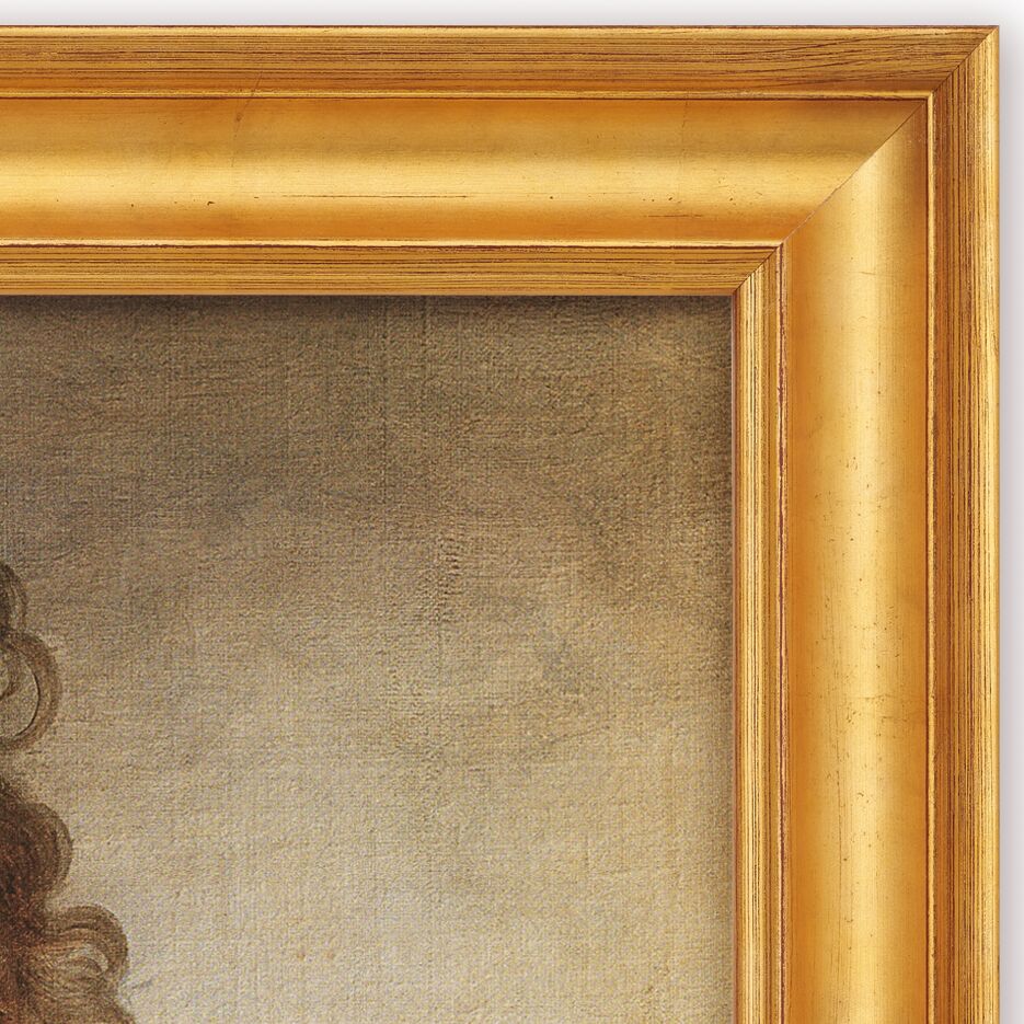 Detailaufnahme eines klassisch goldfarbenen, aufwendig gearbeiteten Holzrahmens, der ein Gemälde umschließt. Zu sehen ist eine Ecke des Rahmens und im Hintergrund eine dezent getönte, strukturierte Leinwand mit einem kleinen Ausschnitt gemalter Haare links unten.