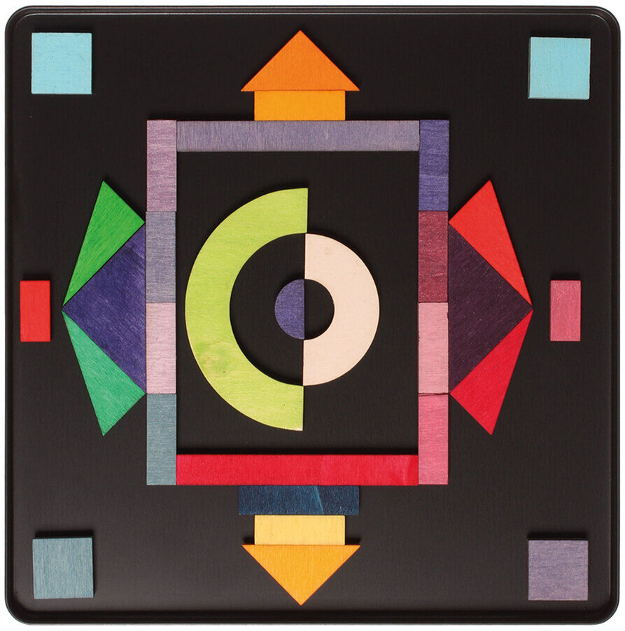 Magnetspiel »Geo-Grafisch« auf schwarzem Hintergrund mit bunten geometrischen Formen in verschiedenen Farben wie Rot, Grün, Blau, Gelb und Lila; quadratische und dreieckige Teile.