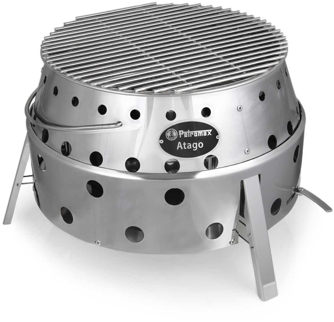 Der Grill »Atago« ist ein tragbarer, runder Holzkohlegrill aus Edelstahl mit belüfteten Löchern und einem Gitterrost oben. Er steht auf kurzen Beinen und ist vielseitig für Outdoor-Kochen, Camping und Grillfeste geeignet.