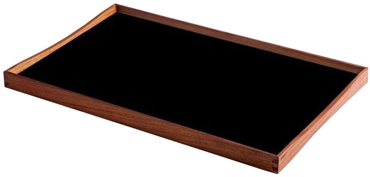 Ein rechteckiges Tablett mit gebogenem Rahmen aus warmem Teakholz und einer glatten, tiefschwarzen Laminatoberfläche. Die charakteristischen Eckverbindungen sind präzise ausgeführt, das Tablett misst etwa 45 cm x 23 cm und strahlt minimalistisches, elegantes skandinavisches Design aus.