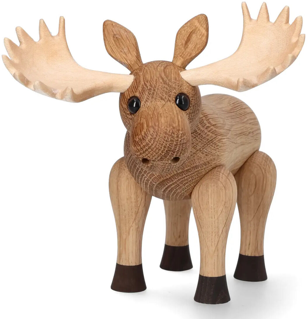 Die Holzfigur »Hirsch Harald« von Spring Copenhagen zeigt einen detailreich gearbeiteten Hirsch mit großen, hellen Geweihen, dunkelbraunen Hufen und natürlichen Holzmaserungen. Die Figur steht frei vor weißem Hintergrund und verbindet skandinavisches Design mit Handwerkskunst.