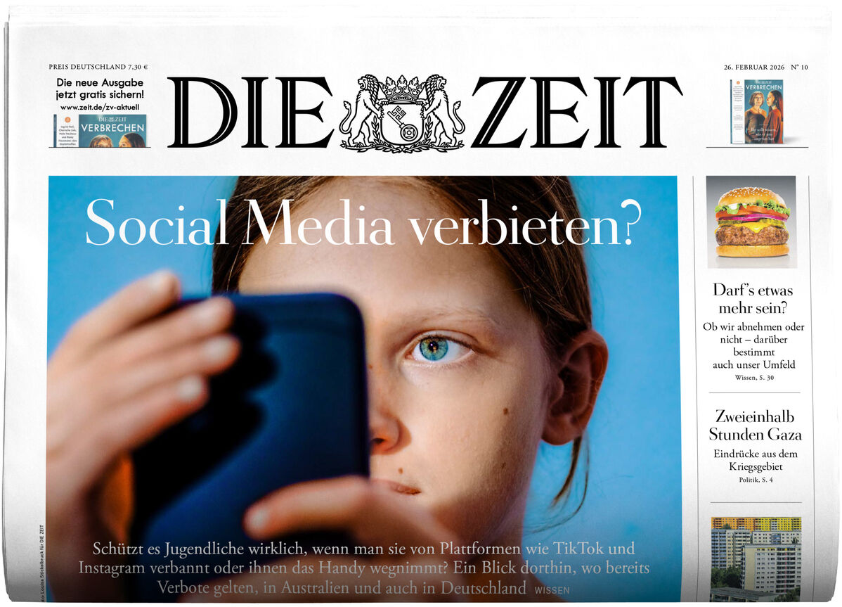 Titelseite der Zeitung DIE ZEIT 10/2026. Ein junges Mädchen hält ein Smartphone und blickt ernst darauf. Große blaue Überschrift: 'Social Media verbieten?'. Rechts daneben kleinere Bilder und Artikelanrisse. Das Design wirkt modern und klar.