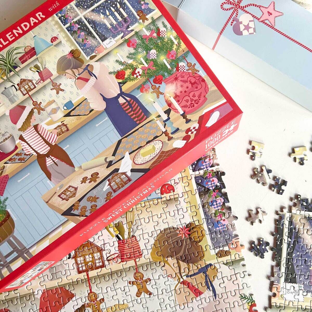 Ein Puzzle-Adventskalender von ViSSEVASSE namens "Sweet Christmas" ist abgebildet. Das Motiv zeigt eine festliche Küche mit Menschen beim Plätzchenbacken. Teile des Puzzles sind bereits zusammengesetzt, weitere liegen lose daneben. Die Verpackung ist weihnachtlich gestaltet.