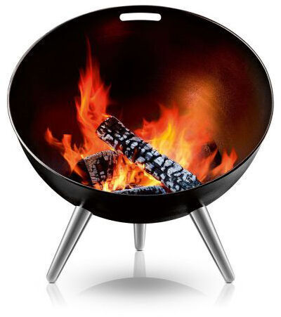 Feuerschale »FireGlobe« aus schwarzem Metall mit brennenden Holzscheiten, die Flammen in Orange, Gelb und Rot emittieren. Die Schale steht auf drei silbernen Beinen und eignet sich für den Außenbereich, um eine warme Atmosphäre zu schaffen.