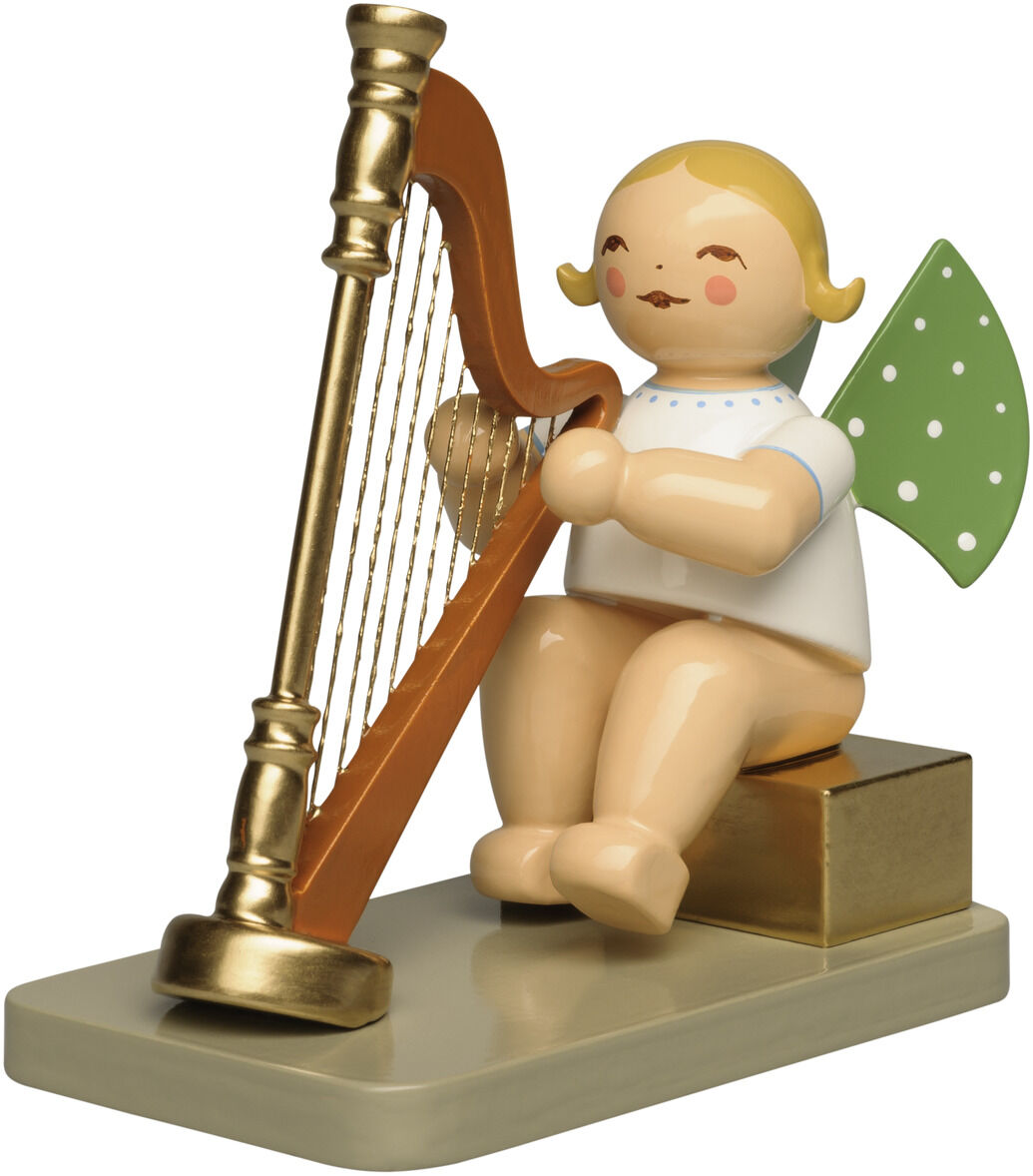 Detaillierte Holz-Figur von Wendt & Kühn: Ein sitzender Engel mit goldener Konzertharfe, grünen Flügeln mit weißen Punkten und blonden Haaren. Die Figur sitzt auf einem goldfarbenen Hocker auf einer hellen rechteckigen Platte. Fein ausgearbeitete Details und Farben.