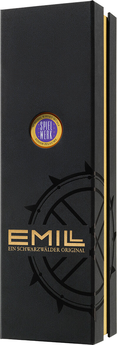 Hochformatige, schwarze Geschenkbox für den Single Malt Whisky „EMILL Spielwerk“ von Scheibel Brennerei auf weißem Hintergrund. Die strukturierte Schachtel zeigt ein schwarzes, teilweise sichtbares Zahnradmotiv, goldene Linien und den goldenen Schriftzug „EMILL – Ein Schwarzwälder Original“. Oben sitzt ein rundes violett-goldenes Scheibel-Emblem.