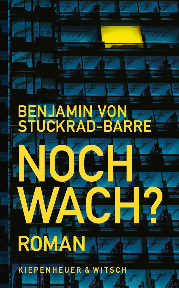 Buchcover des Romans 'Noch wach?' von Benjamin von Stuckrad-Barre. Das Cover zeigt dunkelblaue Fenster eines Gebäudes mit einer gelben, beleuchteten Fenstertafel. Der Titel und der Name des Autors sind in großen gelben Buchstaben geschrieben. Im unteren Teil befindet sich der Name des Verlags 'Kiepenheuer & Witsch'.