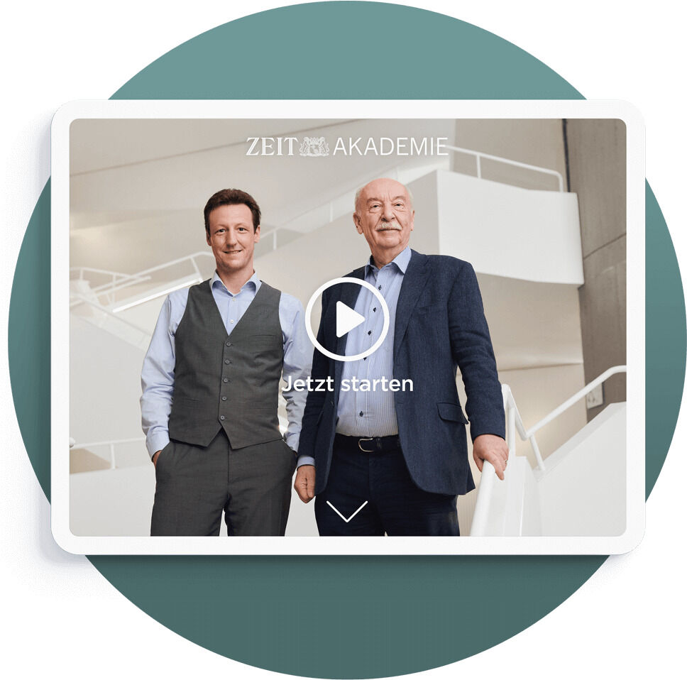 Das Bild zeigt ein Werbemotiv für den Online-Kurs »Gut Entscheiden« der Zeit Akademie. Zwei Männer stehen nebeneinander vor einer modernen Treppenstruktur, einer im Anzug mit Weste, der andere im Blazer. In der Mitte des Bildes befindet sich ein Play-Button mit der Aufschrift 'Jetzt starten'. Der Hintergrund ist teilweise in runden, grünen Elementen gestaltet.