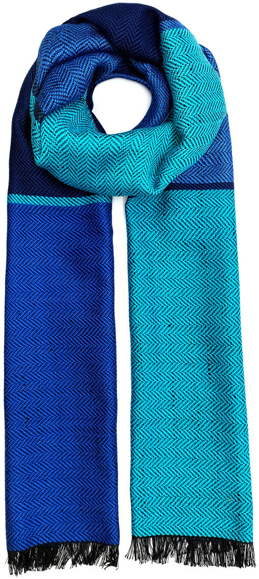 Ein luxuriöser Seidenschal in Blau und Türkis, der gefaltet und mit einem stilvollen Design präsentiert wird. Der Schal hat eine feine Struktur und enthält schwarze Fransendetails an den Enden.