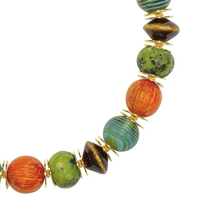 Halskette mit runden, unterschiedlich gemusterten Perlen in Grüntönen, Orange und Braun, abwechselnd mit kleinen goldfarbenen Zwischenelementen, kunstvoll arrangiert im Collier-Design 'Indian Summer' von Anna Mütz, freigestellt auf weißem Hintergrund.