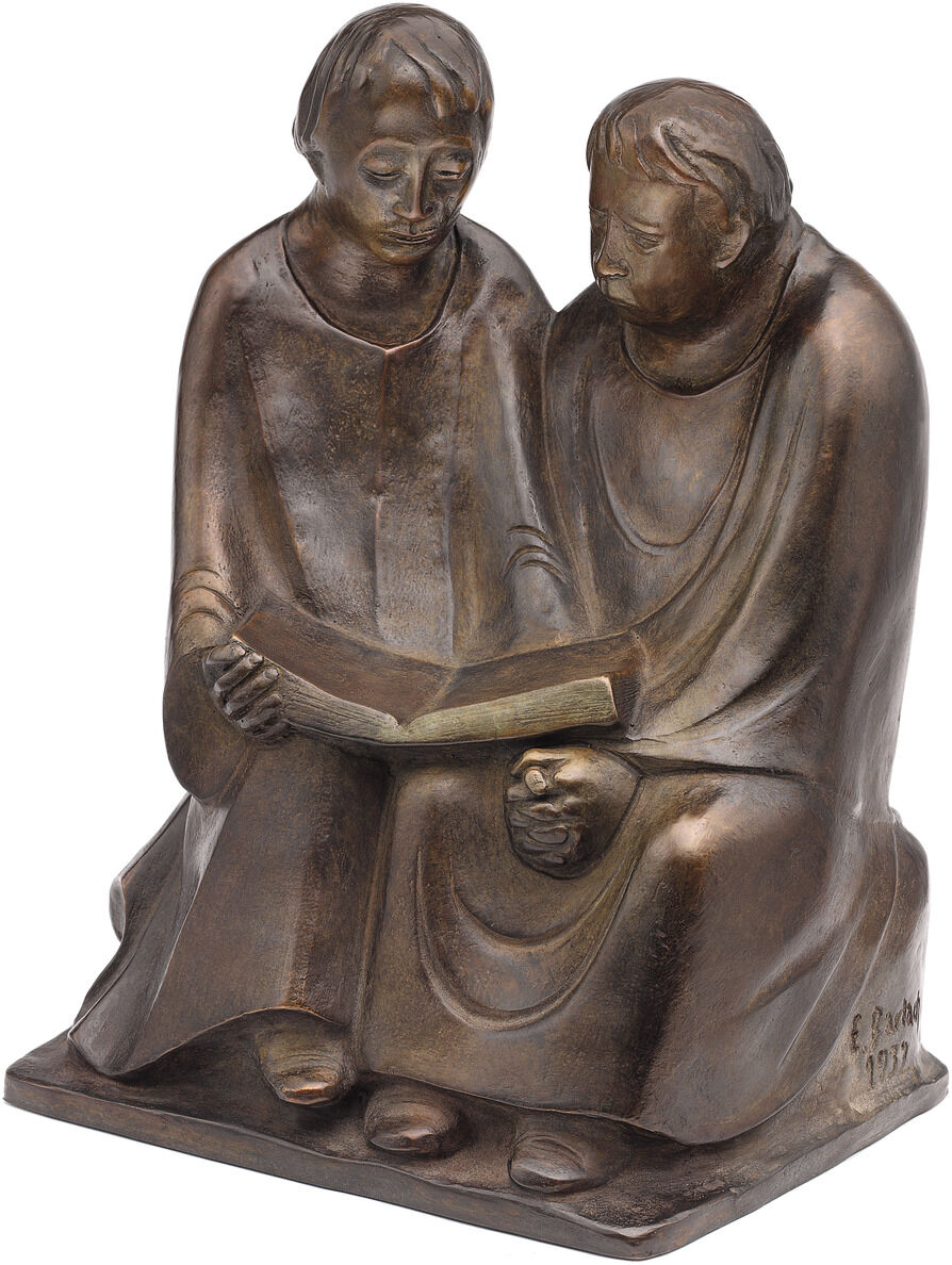 Bronzeskulptur von Ernst Barlach aus dem Jahr 1932 mit dem Titel "Lesende Mönche III". Zwei Mönche sitzen nebeneinander und lesen gemeinsam in einem Buch. Die Figuren sind stilisiert und in ruhiger, kontemplativer Haltung dargestellt.