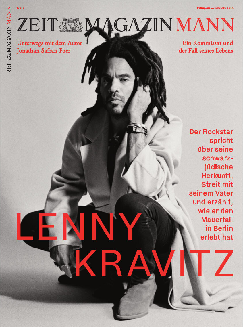 Das Cover des ZEITmagazin MANN 1/20 zeigt den Rockstar Lenny Kravitz. Er trägt einen hellen Mantel und hat Dreadlocks. Der Text auf dem Cover hebt Themen wie seine Herkunft, Mode und ein Interview hervor. Die Farben des Covers sind schwarz, weiß und rot.