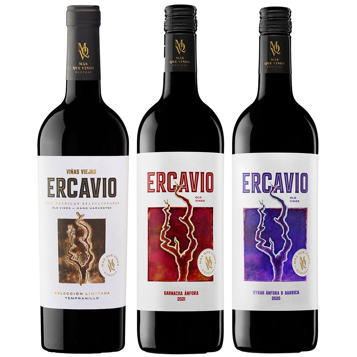 Das Bild zeigt drei Flaschen Rotwein des Probierpakets 'Das große Weingut Probierpaket' nebeneinander. Jede Flasche trägt ein modernes, künstlerisches Etikett mit unterschiedlichen Farbtönen in Rot, Weiß, Lila und Gold. Die Flaschen stehen aufrecht und repräsentieren unterschiedliche Weinsorten eines Weinguts. Ideal für Weinliebhaber, als Geschenk oder zur Verkostung bei besonderen Anlässen.