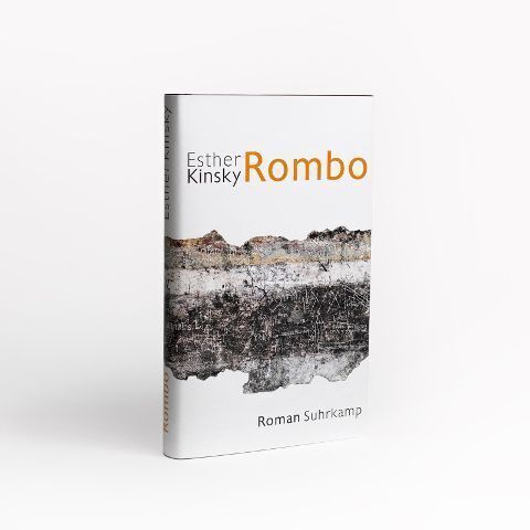 Das Bild zeigt das Buch 'Rombo' von Esther Kinsky. Das Buch hat ein schlichtes weißes Cover mit einer Landschaftsillustration in den Farben braun und grau. Der Titel 'Rombo' ist in orange gedruckt, und der Name der Autorin 'Esther Kinsky' sowie die Verlagsbezeichnung 'Suhrkamp' sind in schwarzer Schrift zu sehen.