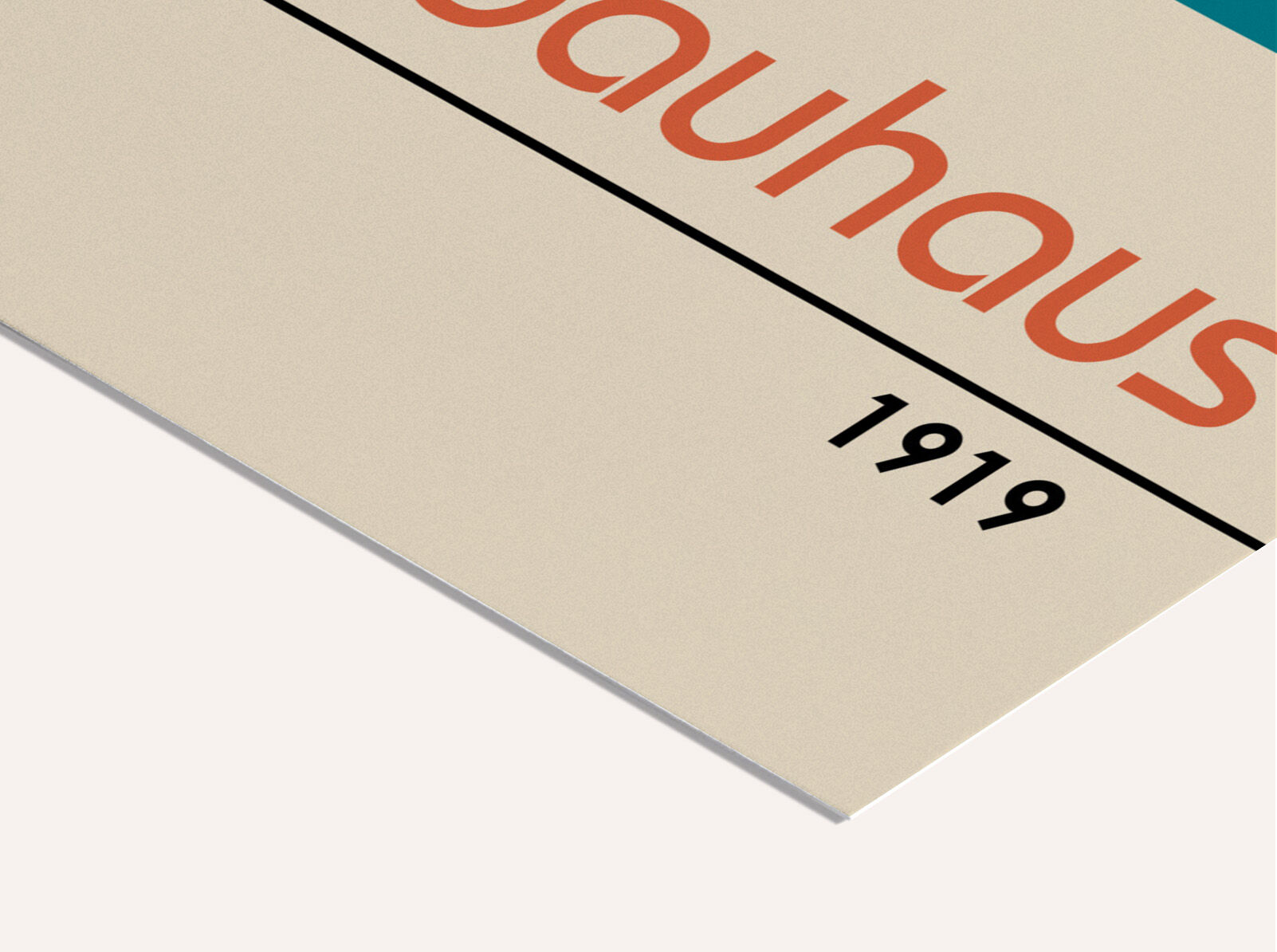Poster mit Rahmen zeigt die Aufschrift '1919' und 'Bauhaus', ein minimalistisches Design mit geometrischen Elementen in Beige, Orange und Schwarz.