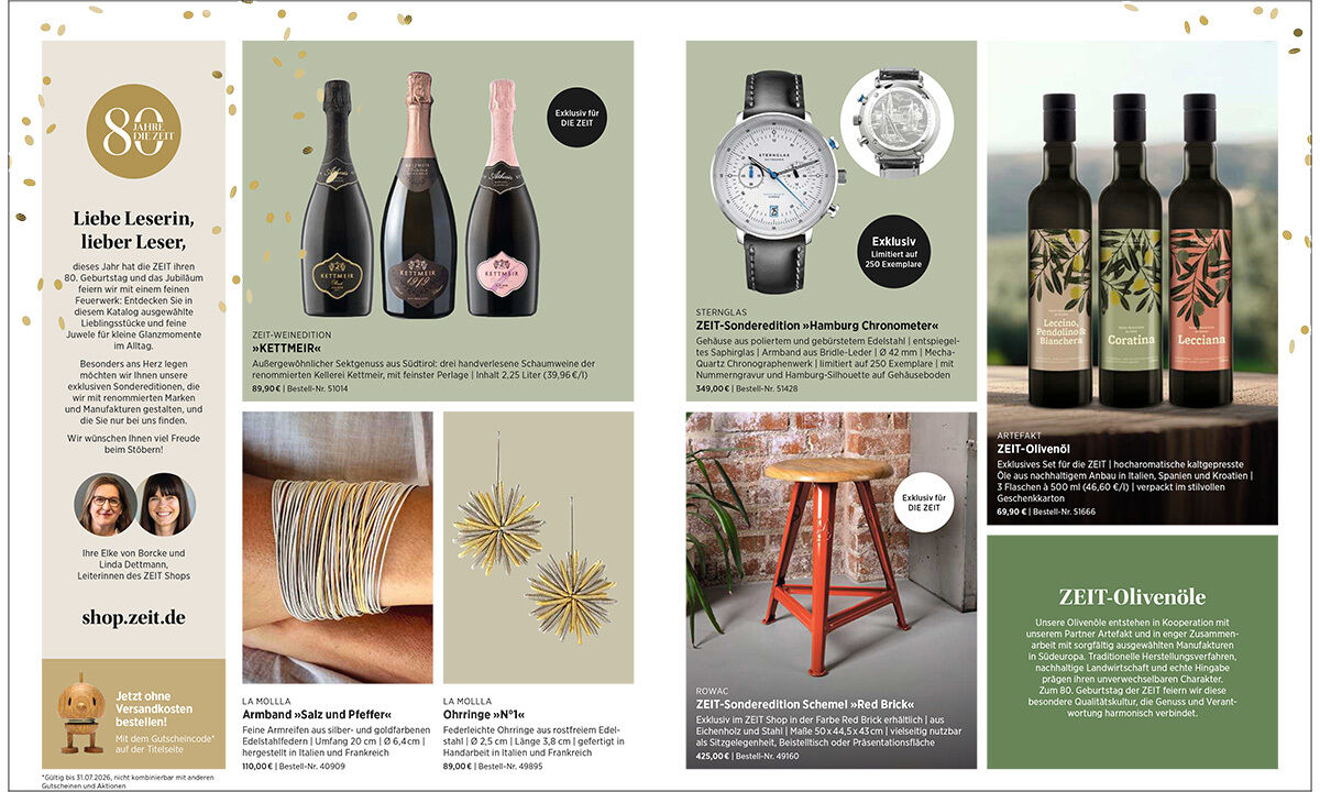 Doppelseite eines Jubiläums-Katalogs von DIE ZEIT mit vielen Produkten: Sektflaschen, zwei Olivenölflaschen mit Pflanzenmotiven, Uhr, Armband, dekorative Sterne und Hocker. Goldene Akzente, weiße und pastellige Hintergründe, informativer Aufbau, elegante Optik.