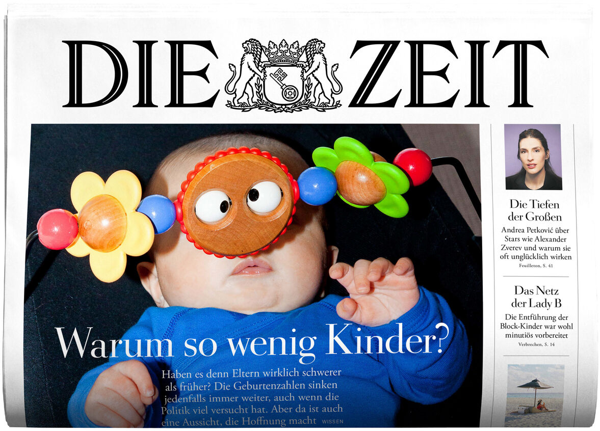 Titelseite der Wochenzeitung DIE ZEIT Ausgabe 29/2025 mit einem großformatigen Foto eines Babys, das unter einem farbenfrohen Holzspielzeug liegt. Darüber befindet sich der Zeitungstitel. Darunter ist eine große Überschrift zur Demografie und Familienpolitik in Deutschland zu sehen. Rechts im Bild befindet sich eine Randspalte mit Themenvorschau. Das Bild vermittelt aktuelle gesellschaftliche Themen und ist barrierefrei gestaltet.
