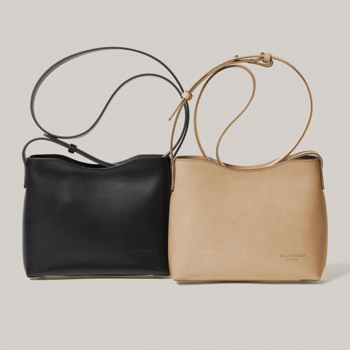 Schultertasche aus Kernleder in zwei Farben: schwarz und beige. Minimalistisches und elegantes Design, perfekt für den Alltag oder besondere Anlässe. Verstellbare Schulterriemen für verschiedene Tragelängen.