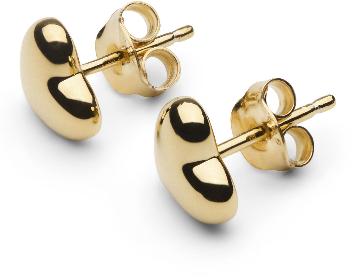 Zwei goldene Ohrstecker in Herzform liegen nebeneinander auf weißem Hintergrund. Die glänzenden Ohrringe haben eine minimalistische, elegante Gestaltung und sind mit klassischen Steckverschlüssen versehen.