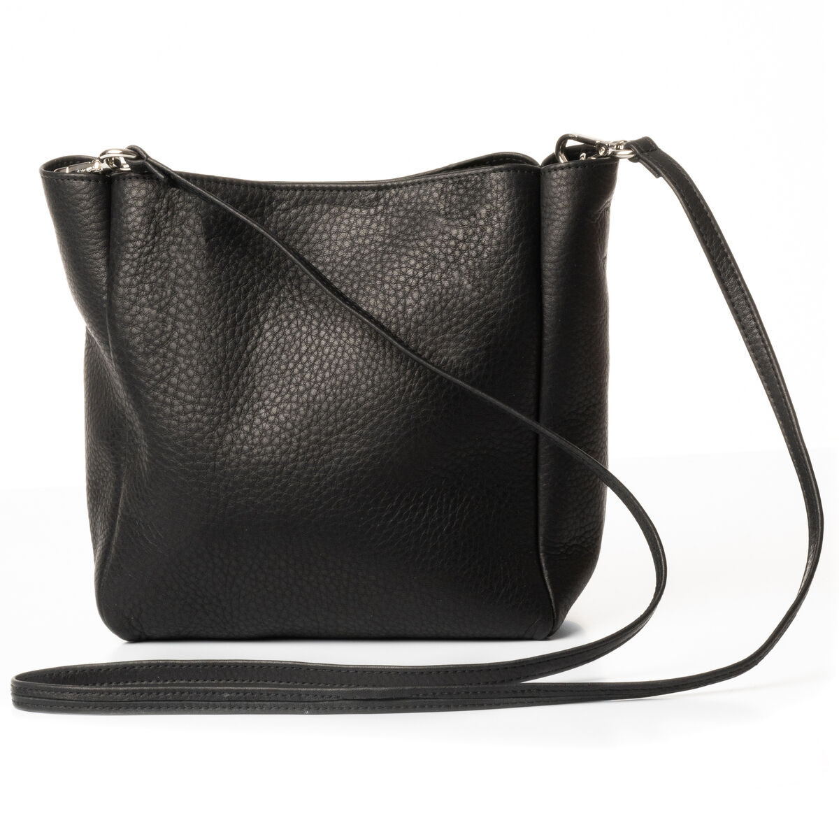 Eine schwarze Ledertasche »DIE ZEIT« mit einem minimalistischen und eleganten Design. Die Tasche verfügt über einen langen Schulterriemen und silberne Details.