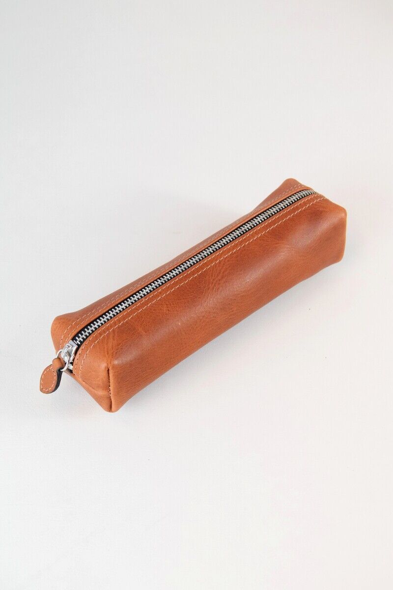 Ein schlichtes und modernes Stift- und Kosmetik-Etui aus braunem Leder mit einem silbernen Reißverschluss. Ideal für die Organisation von Stiften oder Kosmetikartikeln.