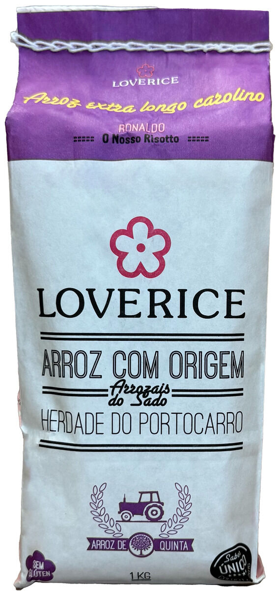 Abbildung einer 1 kg Packung Loverice Reis (Arroz com Origem) von der Marke Herdade do Portocarro aus Portugal. Die Verpackung ist weiß mit lila und rosa Akzenten, inklusive einer Illustration von einem Traktor.
